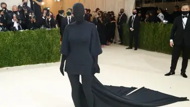 Kim Kardashian se convierte en la protagonista de la MET Gala al cubrirse de pies a cabeza Kim Kardashian se convierte en la protagonista de la MET Gala al cubrirse de pies a cabeza