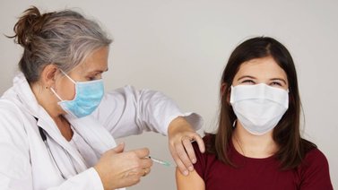 Reino Unido recomienda vacuna COVID a niños desde los 12 años