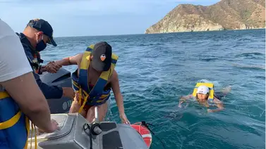 Rescatan a 16 personas que quedaron a la deriva en el Pacífico Rescatan a 16 personas que quedaron a la deriva en el Pacífico