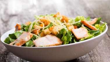 Ensalada César con pollo como plato principal