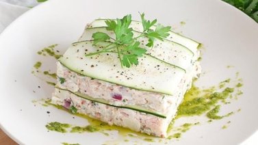 Pastel frío de calabacín con atún
