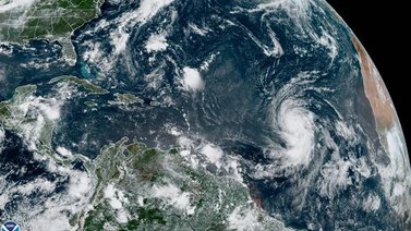 El huracán Larry mantiene la fuerza en su avance por el Atlántico