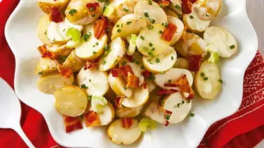 Ensalada de papas con tocineta y aderezo de miel Ensalada de papas con tocineta y aderezo de miel