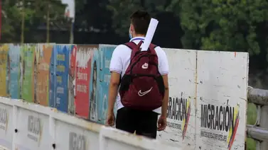 Unos 200 jóvenes cruzan frontera con Colombia para volver a clase Unos 200 jóvenes cruzan frontera con Colombia para volver a clase