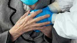 Mujer de 116 años sobrevive al COVID-19 en Turquía