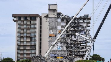 Evacuan dos edificios a metros de donde se derrumbó la torre de Miami-Dade
