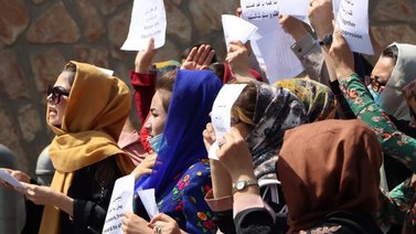 Talibanes dispersan una protesta de mujeres con gases y tiros al aire