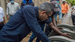 Instalan línea principal en el primer acueducto construido por la Alcaldía de Maracaibo