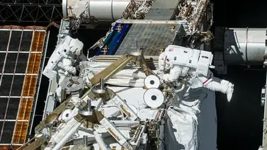 Cosmonautas de la Estación Espacial Internacional finalizan con éxito caminata para instalar Naúka Cosmonautas de la Estación Espacial Internacional finalizan con éxito caminata para instalar Naúka