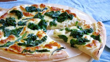 Pizza de ricotta, mozzarella y espinacas