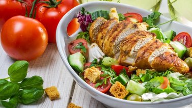 Pollo empanizado con ensalada verde