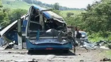Mueren 17 pasajeros en un bus en Perú tras caer a un barranco Mueren 17 pasajeros en un bus en Perú tras caer a un barranco