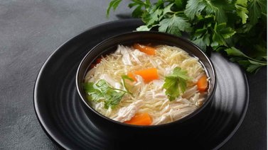 Sopa de pollo para días fríos y lluviosos