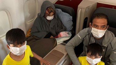 Una mujer afgana da a luz durante vuelo de evacuación al Reino Unido