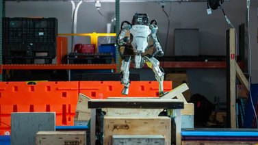 Boston Dynamics: El robot Atlas decide sus propias acciones para hacer ‘parkour’