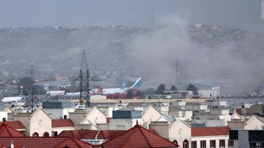 Al menos 15 víctimas fatales tras dos atentados en aeropuerto de Kabul