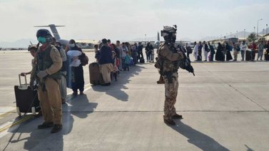 Más de 13.000 evacuados de Kabul en vuelos este miércoles