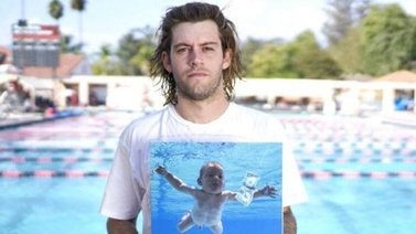 El niño de "Nevermind" demanda a Nirvana por pornografía infantil
