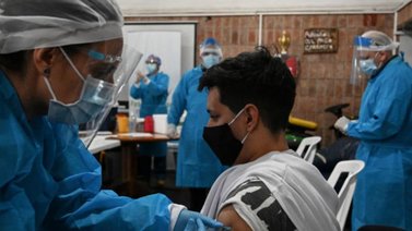 El 70 % de la población de Uruguay ya recibió las dos dosis de la vacuna