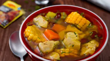 Reconfortante y nutritiva sopa de pollo Reconfortante y nutritiva sopa de pollo