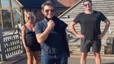 Tom Cruise aterriza en helicóptero en el jardín de una familia inglesa