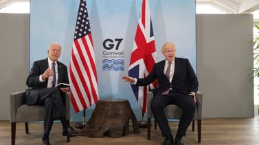 Johnson solicita a Biden aplazar retirada militar de Afganistán