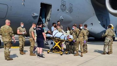 Mujer afgana da a luz en avión militar que la evacuaba de Afganistán