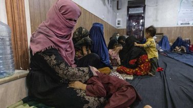 Talibanes prohíben a mujeres trabajar en emisoras de radio