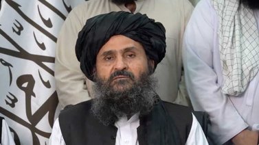 Líder del Talibán llega a Kabul para conformar Gobierno