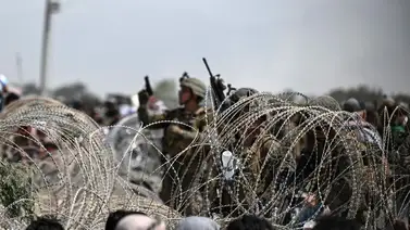 Militares usan gases lacrimógenos para dispersar a la multitud cerca del aeropuerto de Kabul Militares usan gases lacrimógenos para dispersar a la multitud cerca del aeropuerto de Kabul