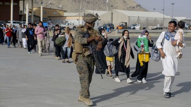 Unas 10.000 personas tratan de abandonar Kabul, según ONG