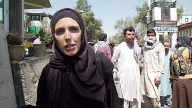 Acosan e intentan agredir a reportera de CNN en Kabul (+Video)