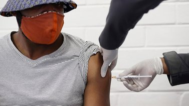 Sudáfrica abre la vacunación a todos los adultos