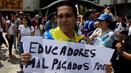 Docentes venezolanos "matan tigres" en vacaciones