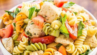 Ensalada de pasta fría ideal para una cena o guarnición