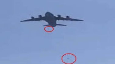 Tres jóvenes intentaron huir de Afganistán sujetándose de las ruedas de un avión (+Video)