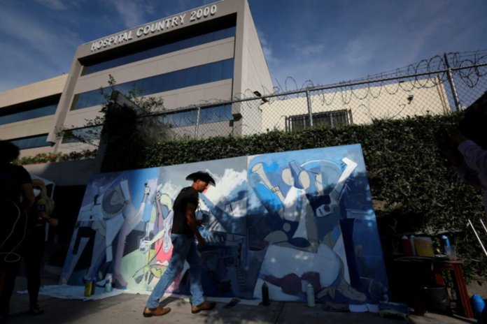 Fans de Vicente Fernández pintan un mural y dejan flores por su salud Fans de Vicente Fernández pintan un mural y dejan flores por su salud