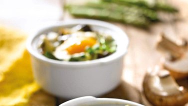 Huevos a la cazuela con verduras para desayunar