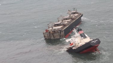 Buque encalla tras partirse en dos y provoca un derrame de petróleo en un puerto de Japón (+Fotos)