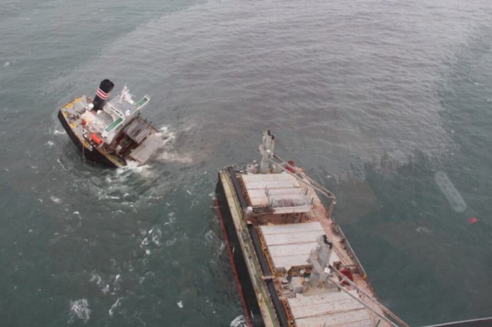 Buque encalla tras partirse en dos y provoca un derrame de petróleo en un puerto de Japón (+Fotos) Buque encalla tras partirse en dos y provoca un derrame de petróleo en un puerto de Japón (+Fotos)