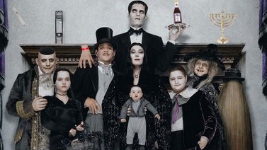 Tim Burton avanza el elenco de su serie sobre "La familia Addams"