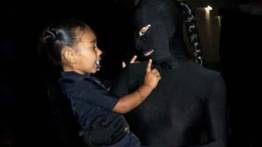 Kim Kardashian asiste a evento de Kanye West con un exótico outfit