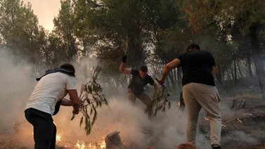 Grecia sigue luchando contra el avance del fuego por todo el país