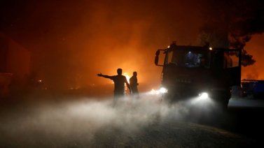 Ciudadanos abandonan Grecia tras fuertes incendios forestales (+Video)