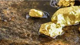 El precio del oro baja un 13% desde su máximo histórico de hace un año
