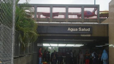 Reportan falla eléctrica en la estación Agua Salud por colapso de una alcantarilla