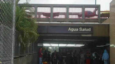 Reportan falla eléctrica en la estación Agua Salud por colapso de una alcantarilla Reportan falla eléctrica en la estación Agua Salud por colapso de una alcantarilla