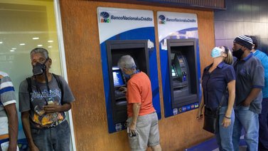 Inflación acelera la desaparición de los cajeros automáticos en Venezuela