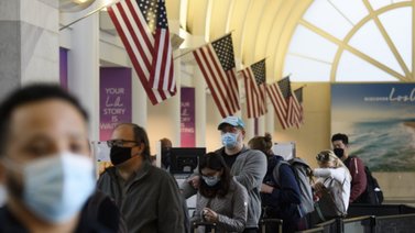 Pandemia es delta en EEUU y el Gobierno no descarta tercera dosis