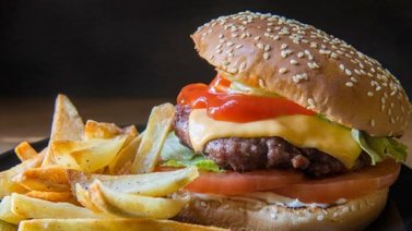 Suculenta hamburguesa casera con papitas fritas